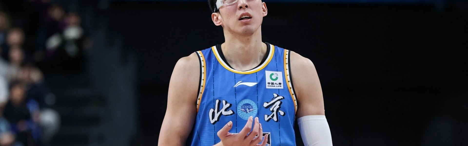 耀世娱乐官方平台-防守中坚！周琦半场2中1拿到3分 但有7篮板1抢断2盖帽